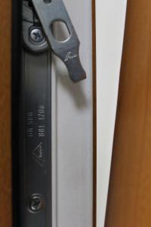 Замена фурнитуры на пластиковых окнах своими руками. Регулировка примыкания створки 03 Замена фурнитуры на пластиковых окнах своими руками. Регулировка примыкания створки 03