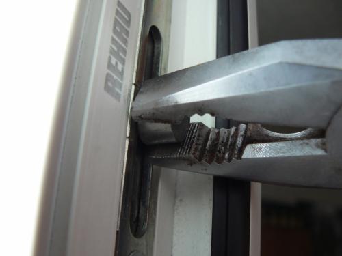 Замена фурнитуры на пластиковых окнах своими руками. Регулировка примыкания створки 01 Замена фурнитуры на пластиковых окнах своими руками. Регулировка примыкания створки 01