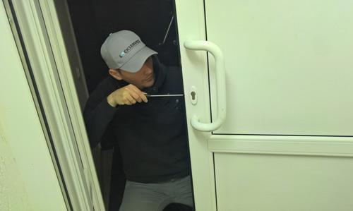 Замена фурнитуры пластиковой двери балкона своими руками