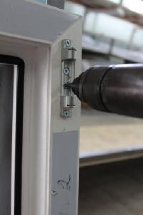 Замена фурнитуры на пластиковых окнах своими руками. Регулировка примыкания створки 07 Замена фурнитуры на пластиковых окнах своими руками. Регулировка примыкания створки 07