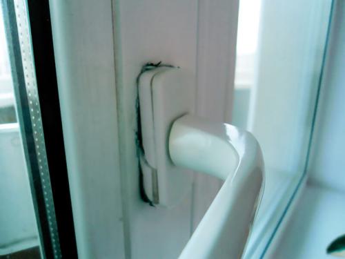 Как вытащить штифт из оконной ручки. Как снять ручку с пластикового окна