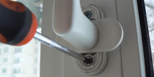 Как вытащить штифт из оконной ручки. Как снять ручку с пластикового окна