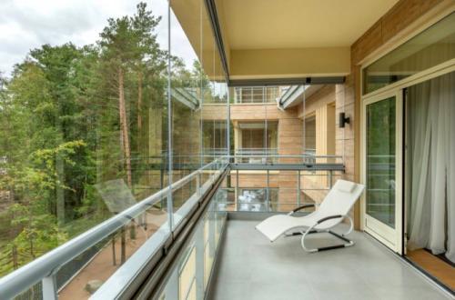 Холодное остекление балкона. Как остеклить балкон: рамная и безрамная система