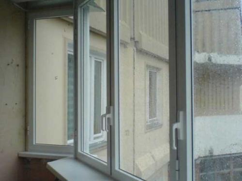 Распашные или раздвижные окна на балкон. Разновидности створок окон на балконе
