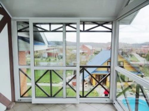 Распашные или раздвижные окна на балкон. Разновидности створок окон на балконе 03