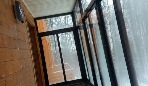 Что лучше пластиковые или алюминиевые окна для балкона. Раздвижные алюминиевые оконные системы