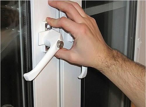 Не работает механизм пластикового окна, что делать. Окно заклинило и не закрывается до конца 02 Не работает механизм пластикового окна, что делать. Окно заклинило и не закрывается до конца 02