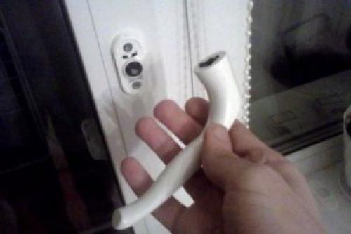 Как снять ножницы с пластикового окна. Основные причины поломки ручки пластикового окна и методы ее устранения