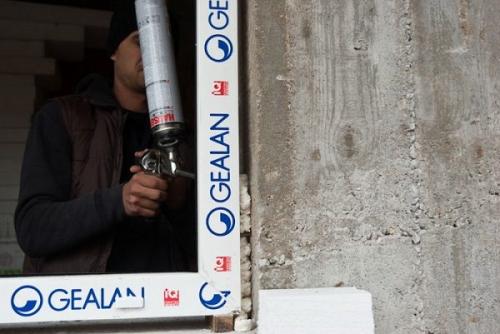 Пошаговая инструкция остекления балкона своими руками. Подгон и монтаж козырьков балкона с выносом подоконника 03 Пошаговая инструкция остекления балкона своими руками. Подгон и монтаж козырьков балкона с выносом подоконника 03