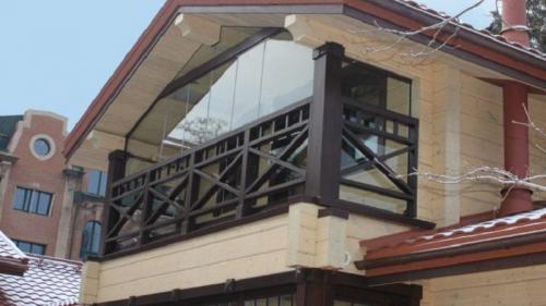 Деревянный балкон в частном доме. Плюсы и минусы балкона