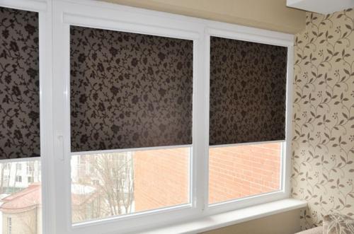 Как закрыть раздвижные окна. Как выбрать рулонные шторы на балкон с раздвижными окнами и идеи с фото