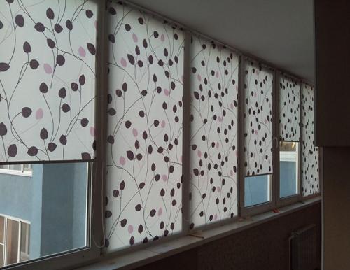 Как закрыть раздвижные окна. Как выбрать рулонные шторы на балкон с раздвижными окнами и идеи с фото