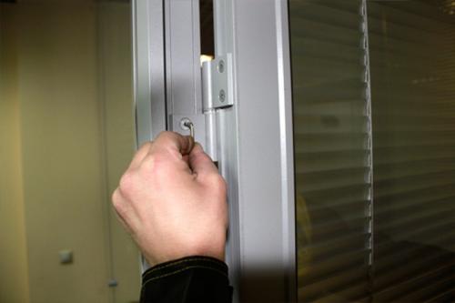 Регулировка алюминиевых окон на балконе по высоте. Общие правила 06 Регулировка алюминиевых окон на балконе по высоте. Общие правила 06