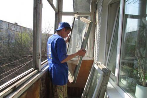 Демонтаж остекления балкона. Демонтаж балконных окон