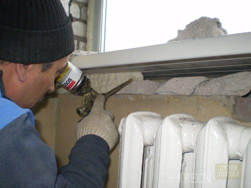 Демонтаж деревянного подоконника. Демонтаж рамы пластикового окна