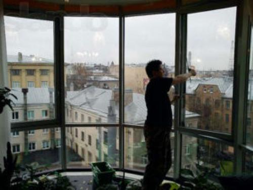 Как помыть алюминиевые окна. Как вымыть окна на балконе снаружи