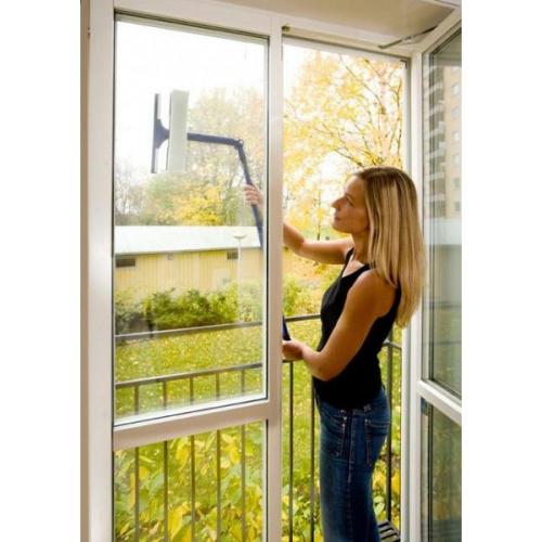 Как помыть раздвижные окна на балконе внутри и снаружи. Мытье снаружи 05