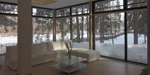 Алюминиевые окна в современном остеклении загородных домов