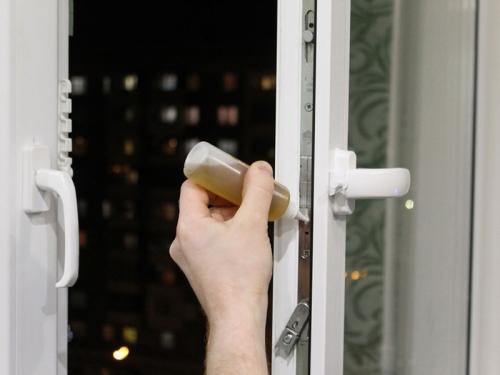 Как снять ручку с закрытого пластикового окна. Как снять ручку с пластикового окна