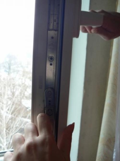 Ремонт ручки пластикового окна. Клинит ручку на пластиковом окне –, что делать?