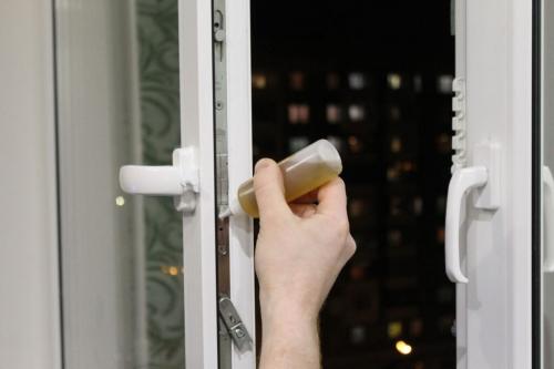 Сломалась ручка на пластиковом окне прокручивается. Как решить проблему прокручивания ручки?