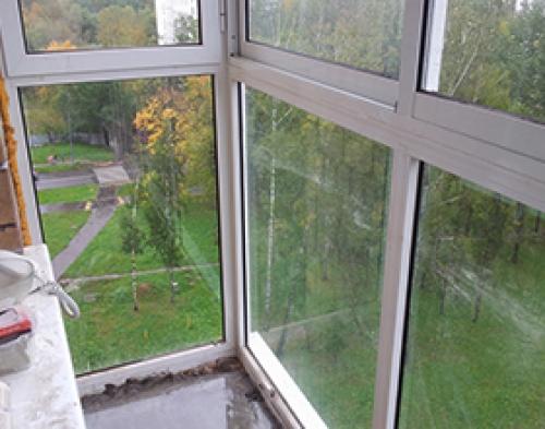 Сколько стоит застеклить балкон на последнем этаже. Сколько в среднем стоит остеклить балкон: особенности и средние цены