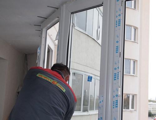 Сколько стоит застеклить балкон на последнем этаже. Сколько в среднем стоит остеклить балкон: особенности и средние цены