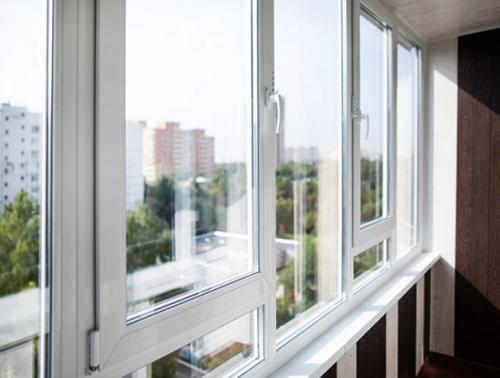 Сколько стоит застеклить балкон на последнем этаже. Сколько в среднем стоит остеклить балкон: особенности и средние цены