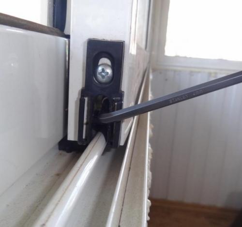 Как отрегулировать защелку на раздвижных окнах. Как регулировать фурнитуру алюминиевой раздвижной рамы