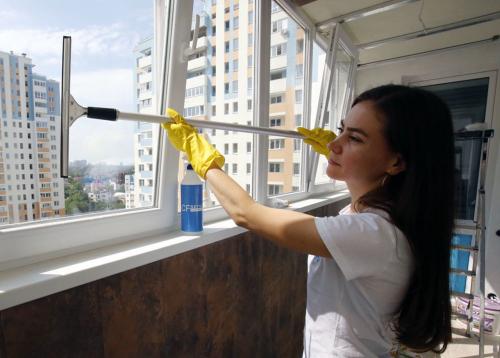 Чем и как помыть окно на балконе. Мойка снаружи