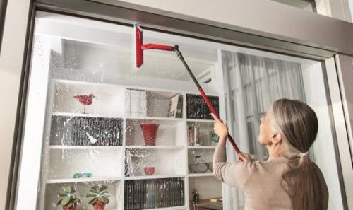 Чем и как помыть окно на балконе. Мойка снаружи 04