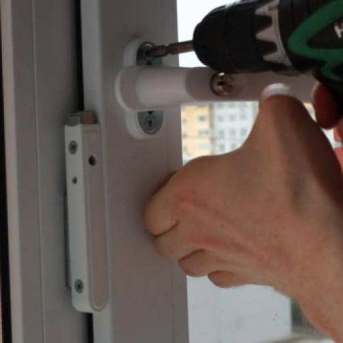 Комплектующие фурнитура на алюминиевые окна. Особенности 05 Комплектующие фурнитура на алюминиевые окна. Особенности 05