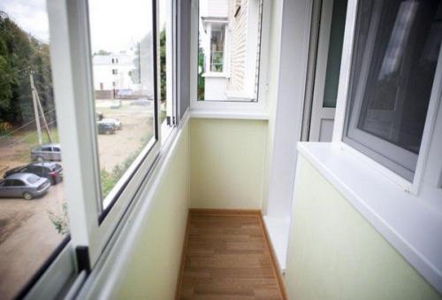 Установка алюминиевых раздвижных окон на балконе. Плюсы и минусы алюминиевых окон на балкон