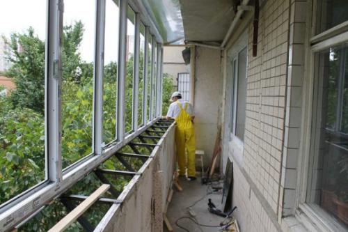 Установка алюминиевых окон на балкон. Плюсы и минусы алюминиевых окон на балкон