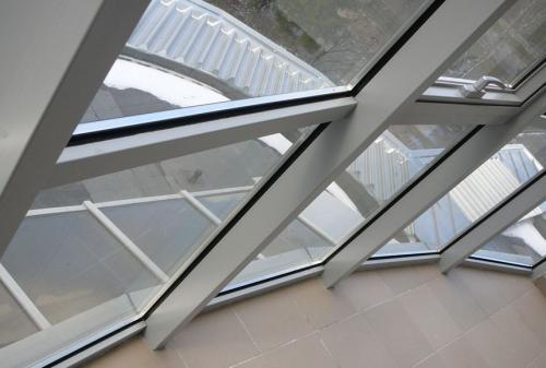 Установка алюминиевых раздвижных окон на балконе. Плюсы и минусы алюминиевых окон на балкон