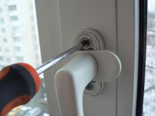 Регулировка распашных алюминиевых окон. Когда приходится регулировать оконный блок