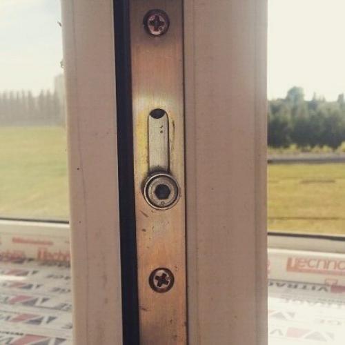 Дует из алюминиевых окон. Как подтянуть фурнитуру пластиковых окон, чтобы не дуло