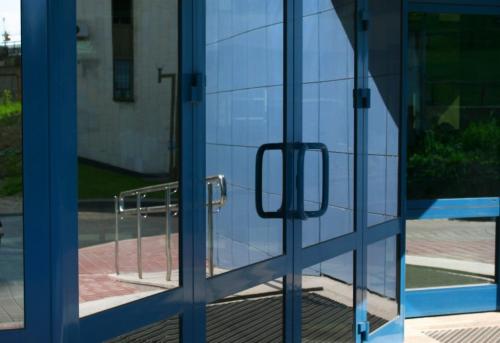 Двери из алюминиевого профиля. Преимущества алюминиевых входных дверей