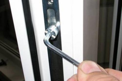 Регулировка прижима балконной двери со стороны петель. Как отрегулировать прижим пластиковой двери на балконе