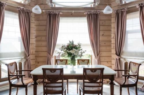 Необычные окна в интерьере. Оформление окон 2021: главные тренды на шторы и жалюзи