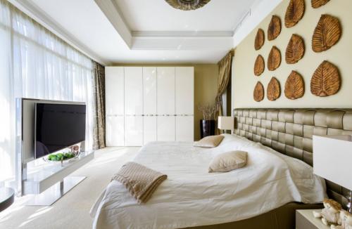 Необычные окна в интерьере. Оформление окон 2021: главные тренды на шторы и жалюзи