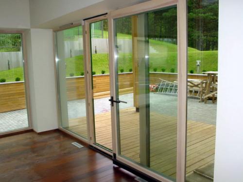 Стеклянные раздвижные двери на балкон. Как сделать пластиковые и алюминиевые раздвижные двери на балконе
