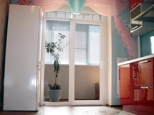 Раздвижные двери на балкон: плюсы и минусы, виды и материалы 10