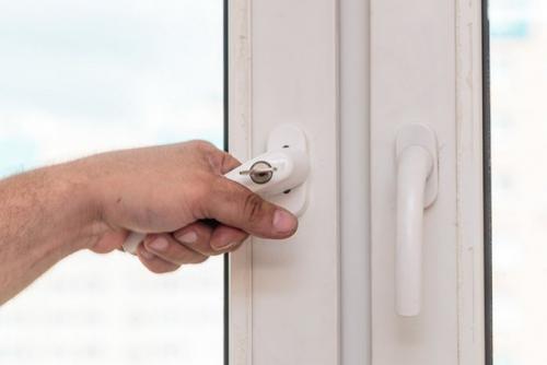 Не закрывается пластиковое окно не поворачивается ручка. Окно не открывается – причины